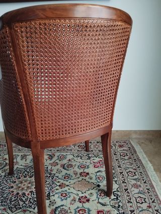 Sillón de rejilla y tapizado como nuevo