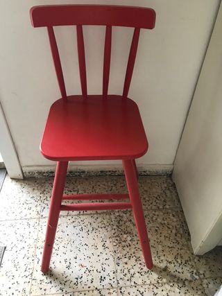 Silla infantil de madera roja