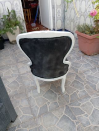 Sillón blanco y negro para restaurar