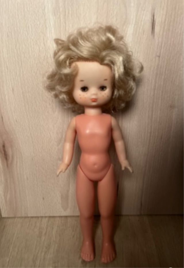 Muñeca Lesly de Famosa antigua