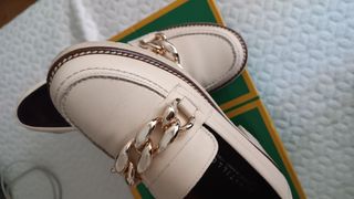 Zapatos Pitillos Beige con Cadena Dorada