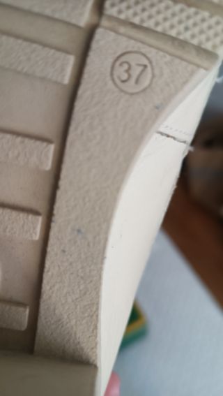 Zapatos Pitillos Beige con Cadena Dorada