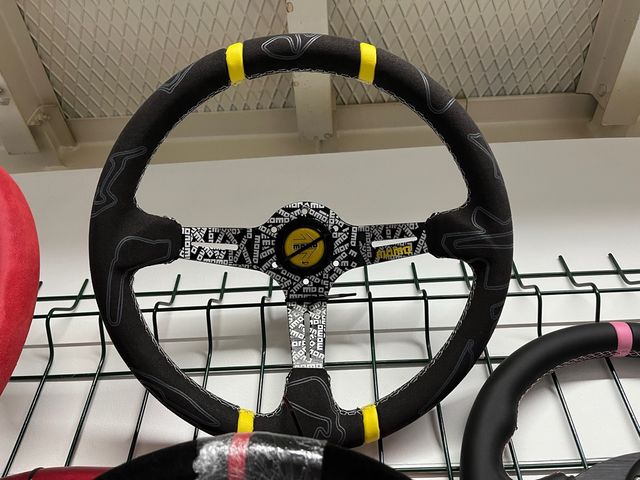 Momo volante desportivo amarelo