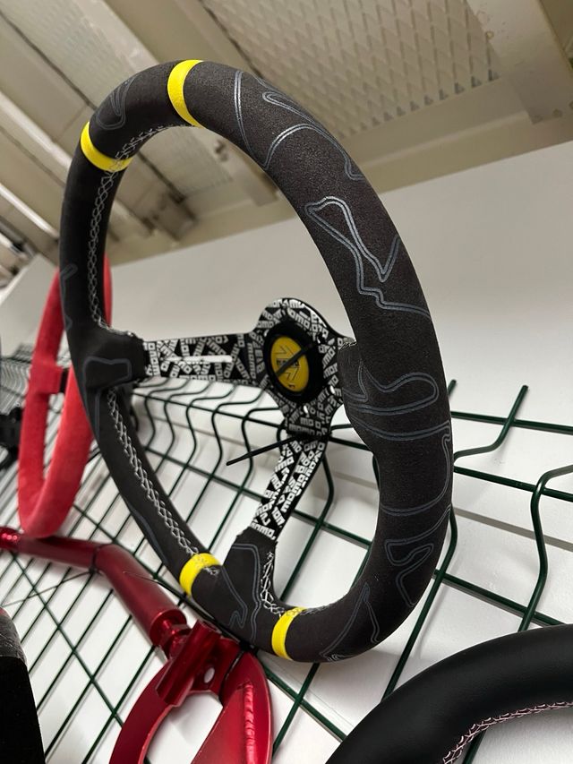 Momo volante desportivo amarelo