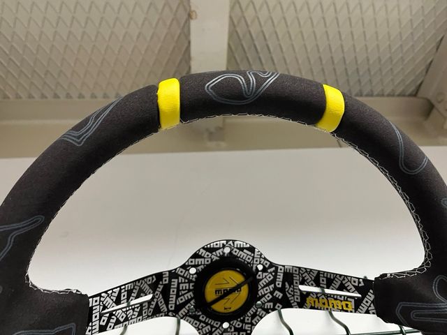 Momo volante desportivo amarelo