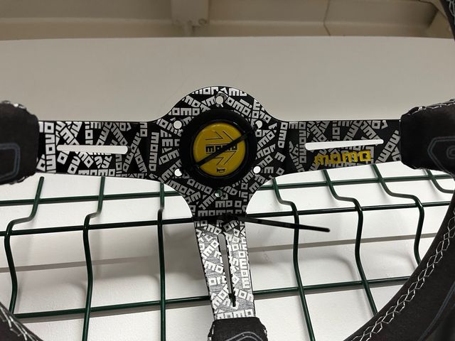 Momo volante desportivo amarelo