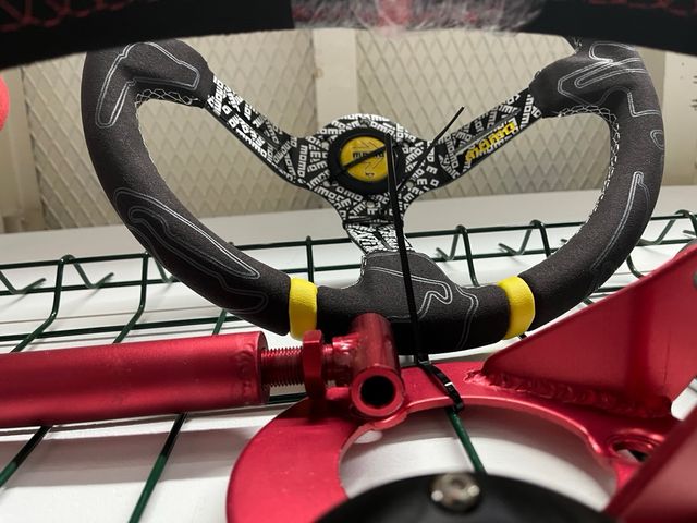 Momo volante desportivo amarelo