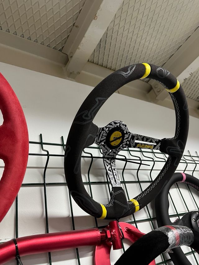 Momo volante desportivo amarelo