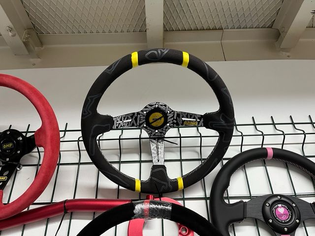 Momo volante desportivo amarelo