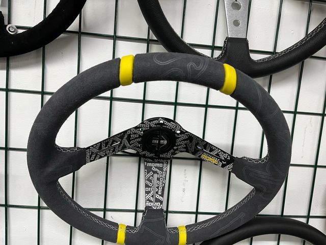 Momo volante desportivo amarelo