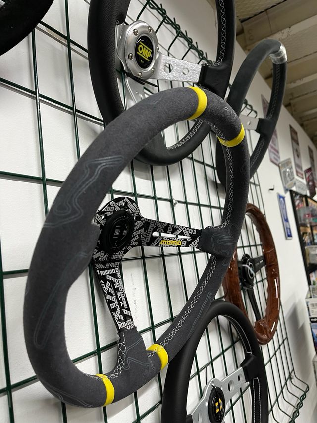 Momo volante desportivo amarelo