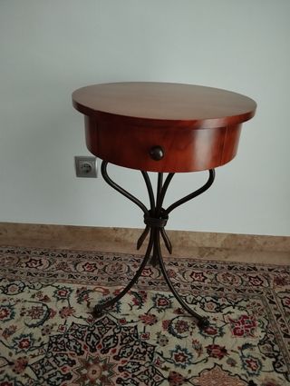 Mesa auxiliar madera y hierro forjado