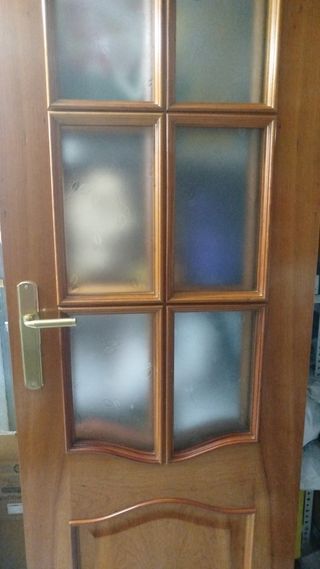 Puerta de madera con cristal. Dos abatibles 