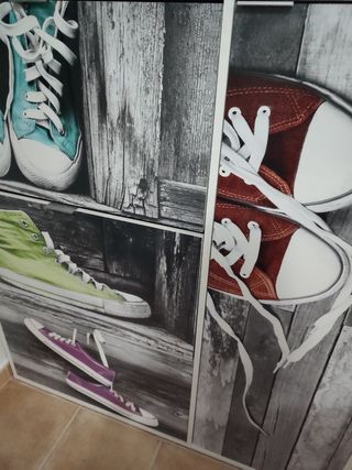 Zapatero con diseño de zapatillas converse