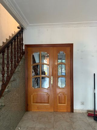 Puerta doble madera con cristalera