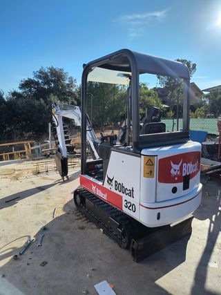 Alquiler miniexcavadora Bobcat 320 con conductor