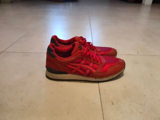 Asics Rojas. 