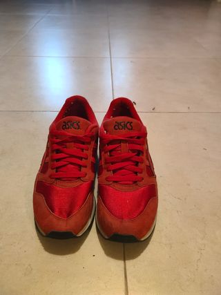 Asics Rojas. 