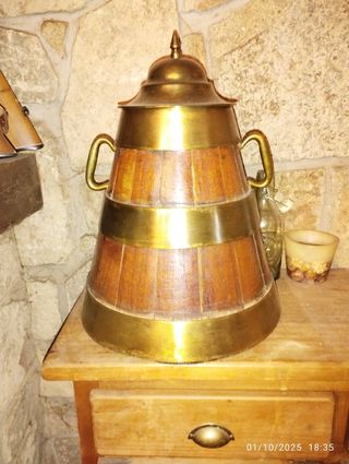 Cántaro antiguo sela de madera y latón 55 alto 40 