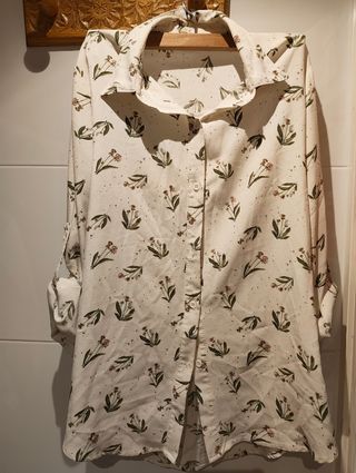 Camisa blanca con estampado floral
