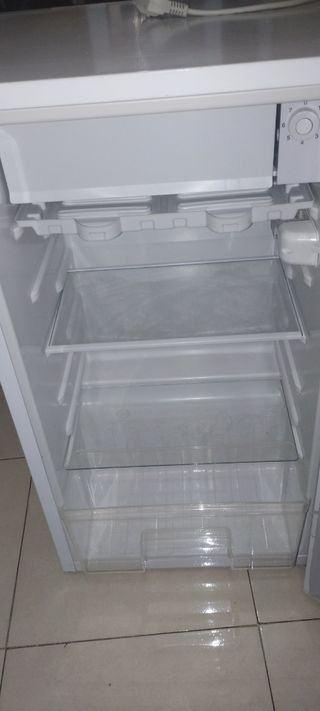 Nevera pequeña blanca