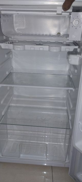 Nevera pequeña blanca