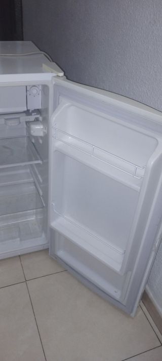 Nevera pequeña blanca