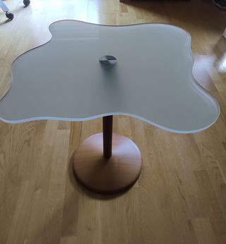 Mesa auxiliar vidrio y madera diseño orgánico