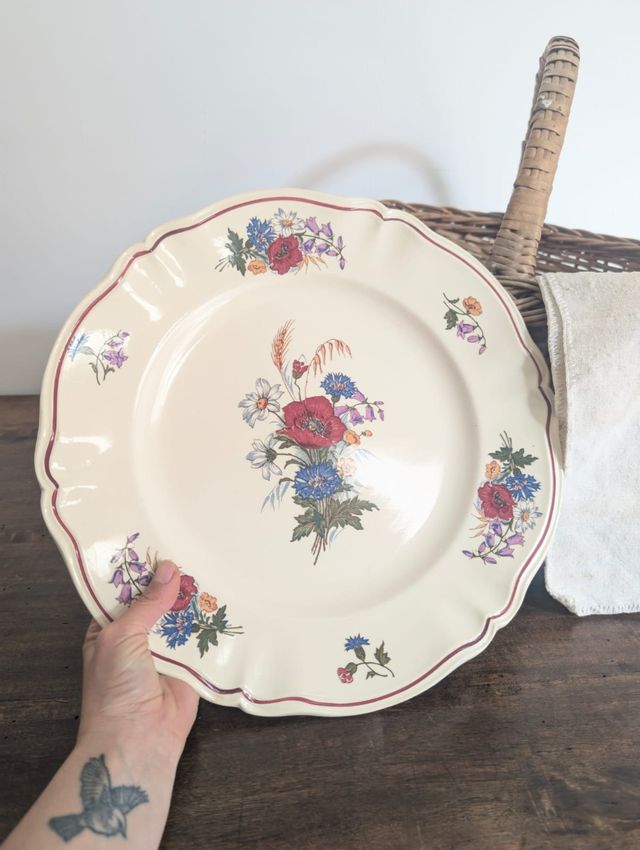 Piatto di ceramica francese con fiori
