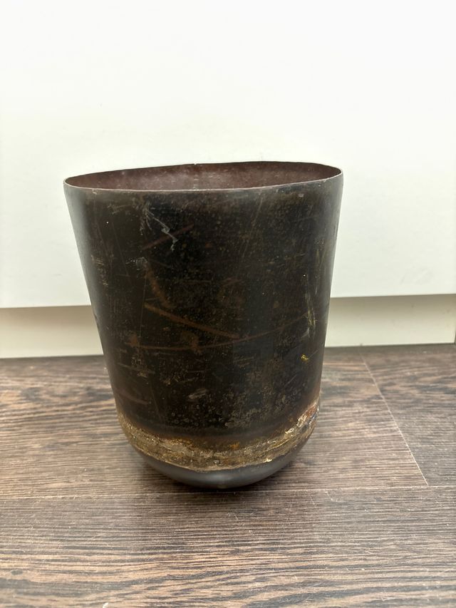 Maceta metálica negra y marrón