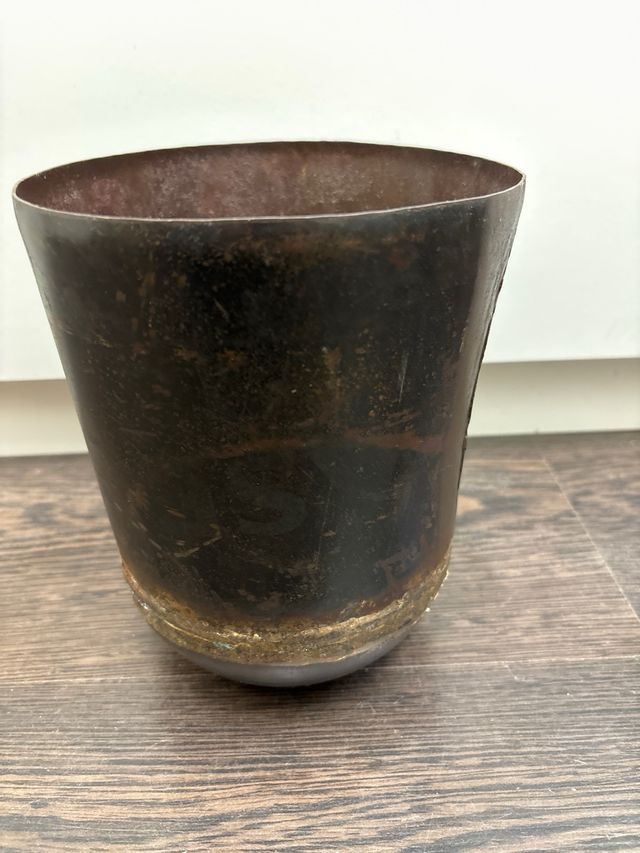 Maceta metálica negra y marrón