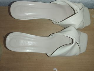Sandalias beige tacón bajo elegantes (nuevas)