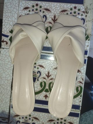 Sandalias beige tacón bajo elegantes (nuevas)