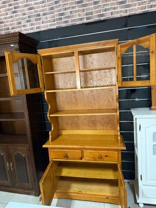 Mueble de madera y cristal