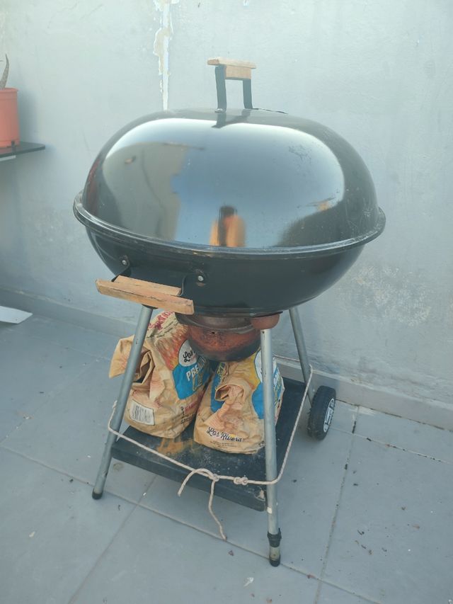 Barbacoa negra con ruedas 50cm diámetro
