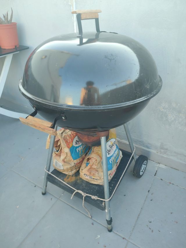 Barbacoa negra con ruedas 50cm diámetro