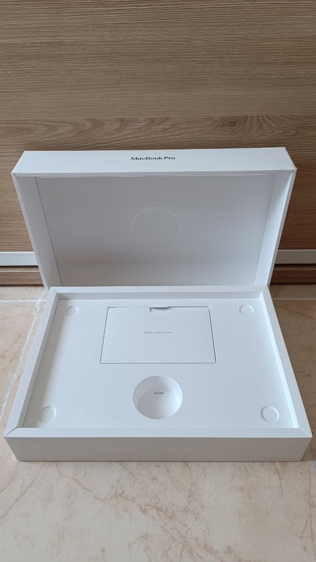 Caja MacBook Pro 16,2 M4 Pro Negro