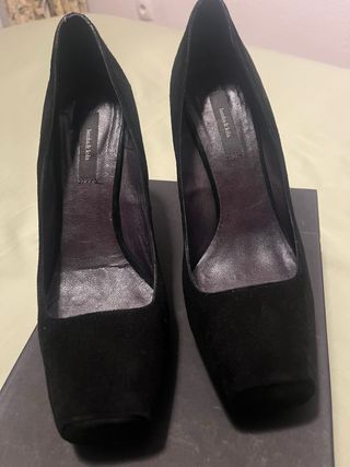 zapatos salón ante negro de Bimba y Lola