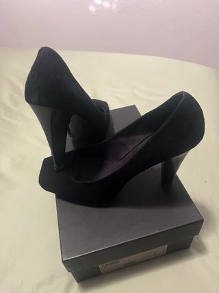 zapatos salón ante negro de Bimba y Lola