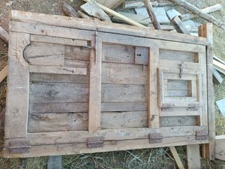 Puerta antigua de madera rústica.