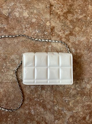 Bolso blanco con cadena plateada