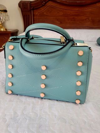 Bolso celeste con tachuelas rosas