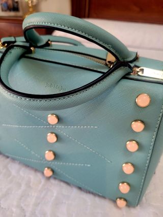 Bolso celeste con tachuelas rosas