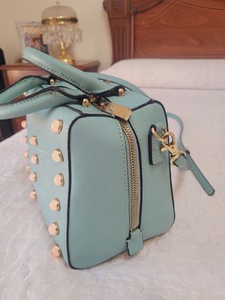 Bolso celeste con tachuelas rosas