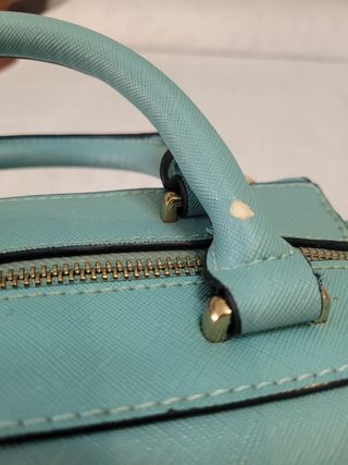 Bolso celeste con tachuelas rosas