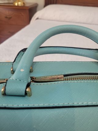 Bolso celeste con tachuelas rosas