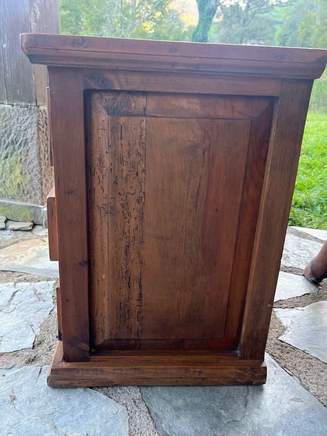 Mesita de noche de madera
(solo tengo una)