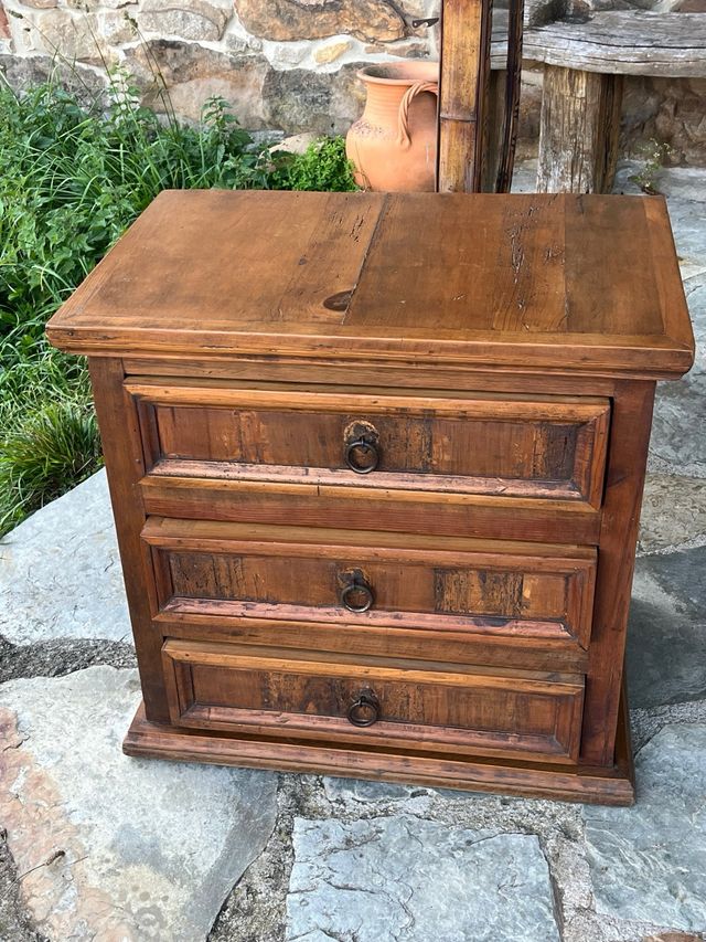 Mesita de noche de madera
(solo tengo una)