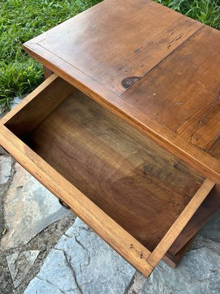 Mesita de noche de madera
