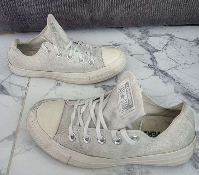 Zapatillas Converse plateadas y blancas